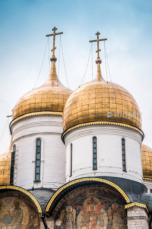 俄罗斯莫斯科的圣母升天大教堂的冲天炉和宗教艺术品