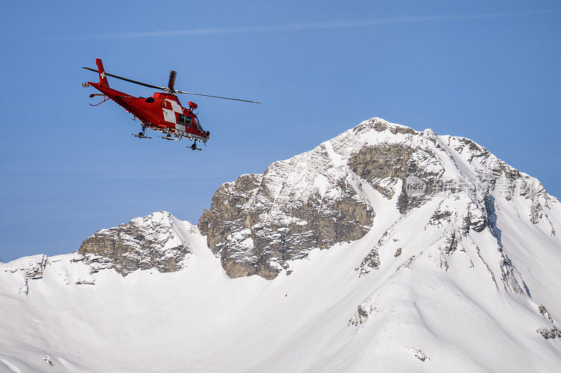 一架飞行中的救援直升机的风景