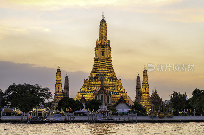 泰国曼谷，日落时分的阿仑寺