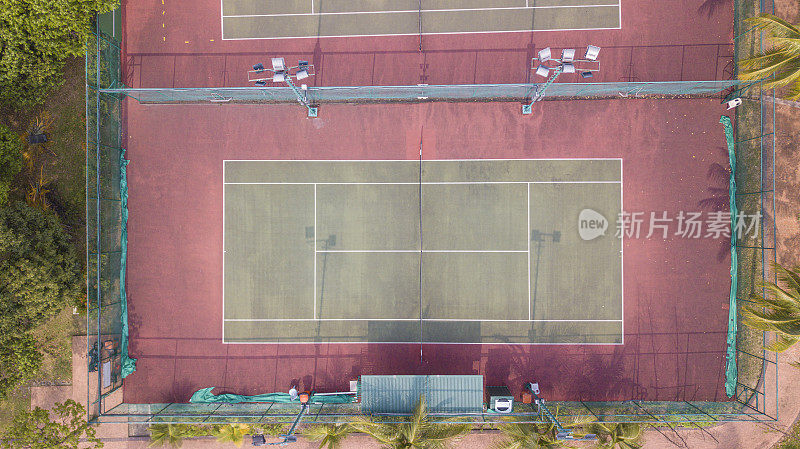 无人机视角的网球场正上方被树木包围