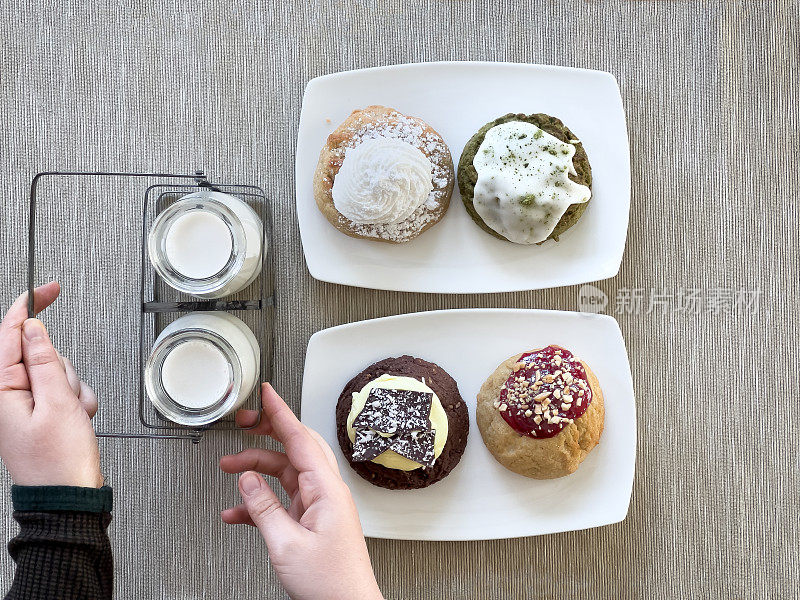 素食美食饼干和杏仁牛奶的女人设置桌子