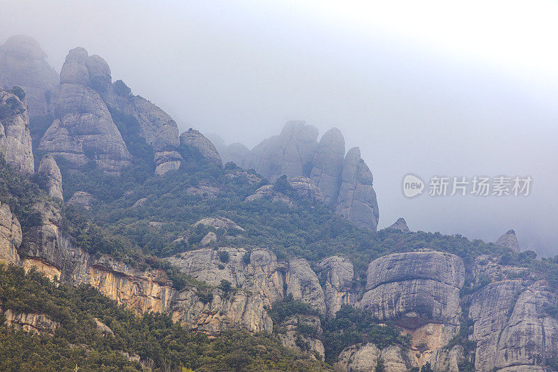 蒙特塞拉特山雾蒙蒙的早晨，蒙特塞拉特山的景色