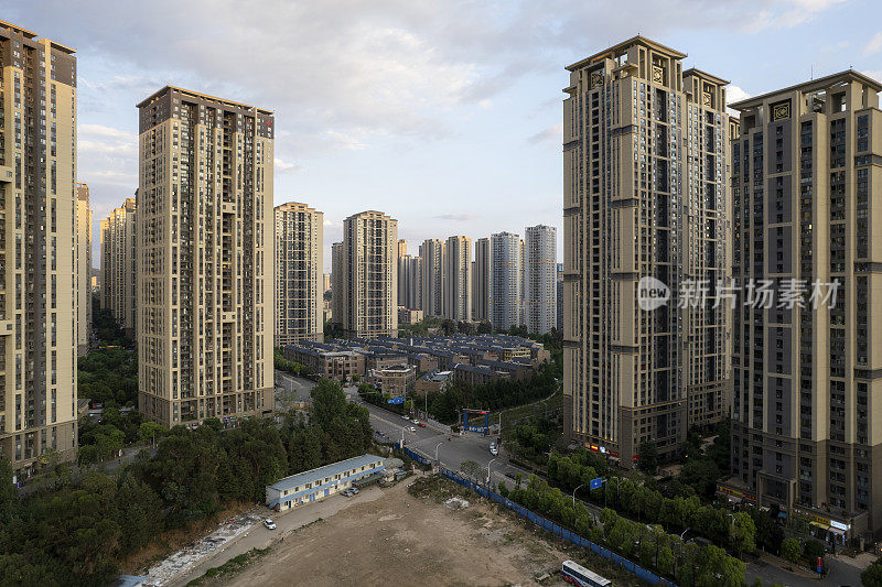 霓虹灯和车流在夕阳的照耀下穿过城市的街道