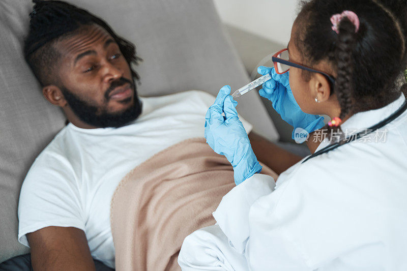 非裔美国女孩穿着医疗服为撒谎的父亲测量体温