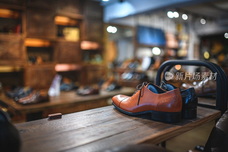 时尚皮革鞋类销售在一个专门的手工制作的鞋店在购物中心