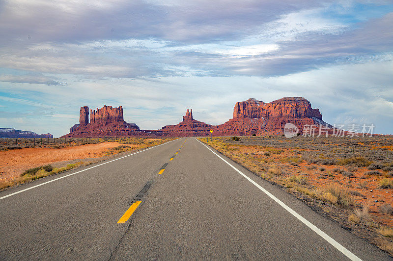 公路从东面通往纪念碑谷，亚利桑那州