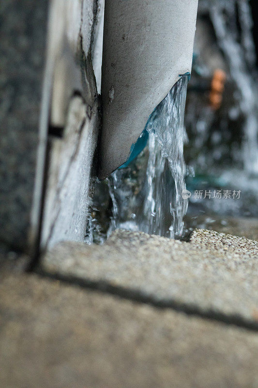 雨水从雨管流下