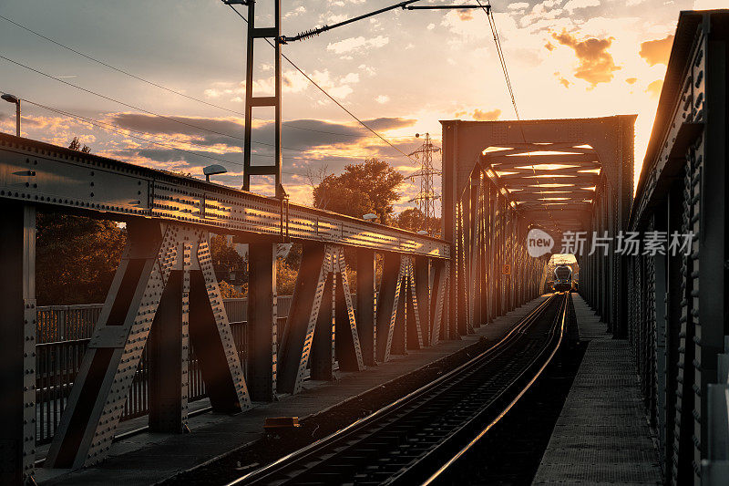 高速列车在夕阳下行驶，欧洲，匈牙利