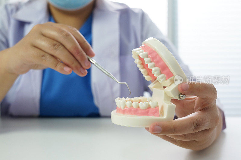 牙科医生在牙科诊所为病人检查牙齿。