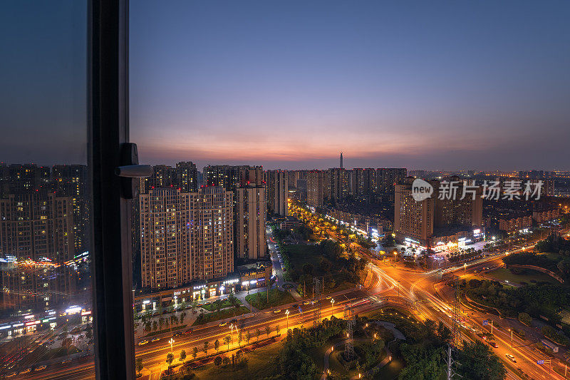 夕阳窗外繁华的城市