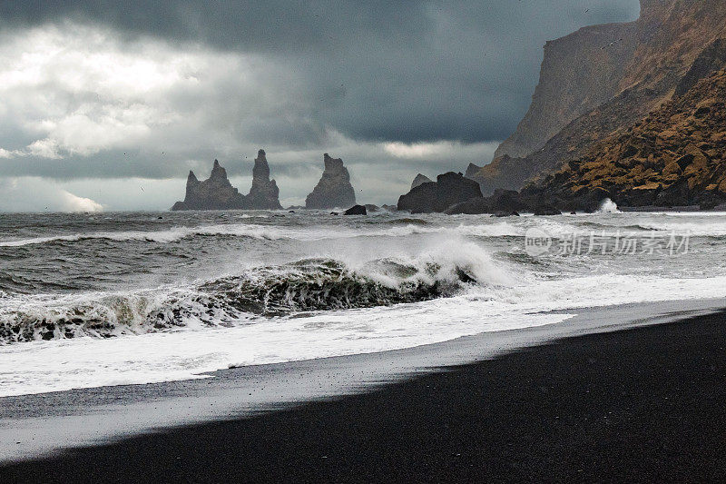 从维克(冰岛)的暴风雨中看到的雷尼斯德兰加悬崖