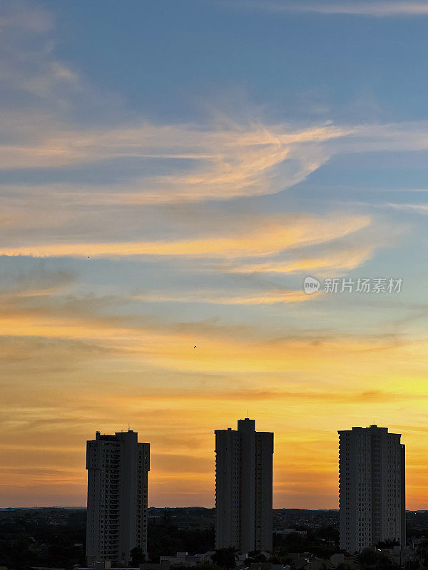 夏日清晨，太阳冉冉升起。