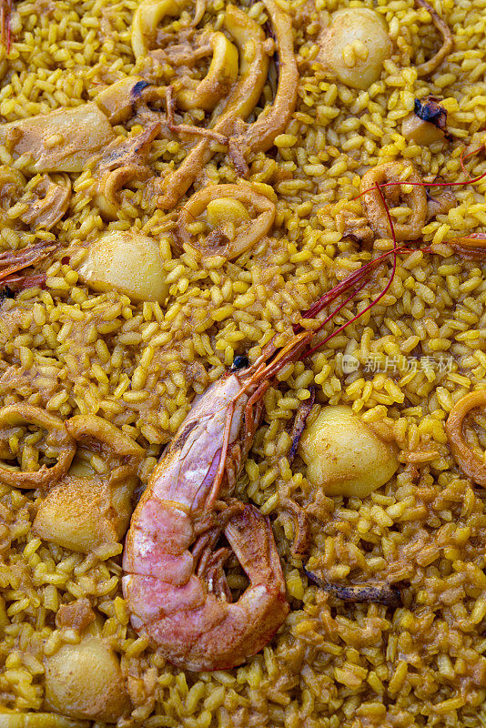 海鲜海鲜饭食谱配米饭，墨鱼，虾和鱿鱼西班牙食谱