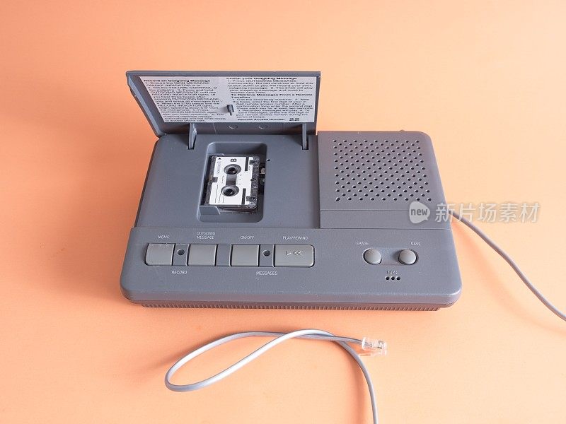 老式的电话答录机，用一盒微型录音带连接模拟电话插孔