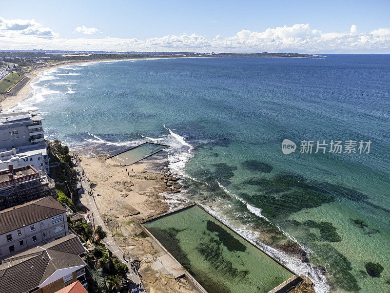 美丽的海滨小镇鸟瞰图，海洋游泳池，背景与复制空间