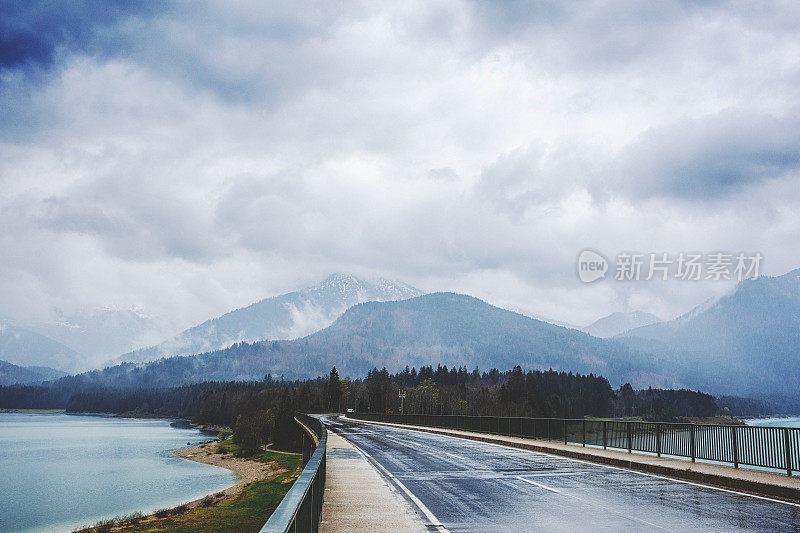 在巴伐利亚的一个雨天，穿过Sylvenstein水库和Isar的路。