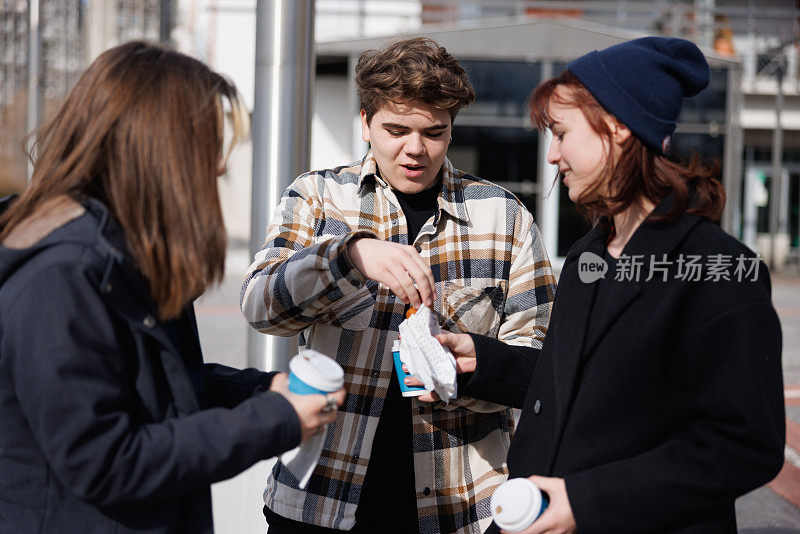 青少年们一起吃零食，喝咖啡去户外