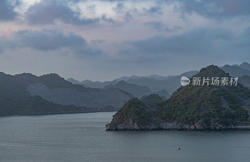 在东南亚兰哈和下龙湾的越南猫巴岛的热带天堂上充满活力的日落