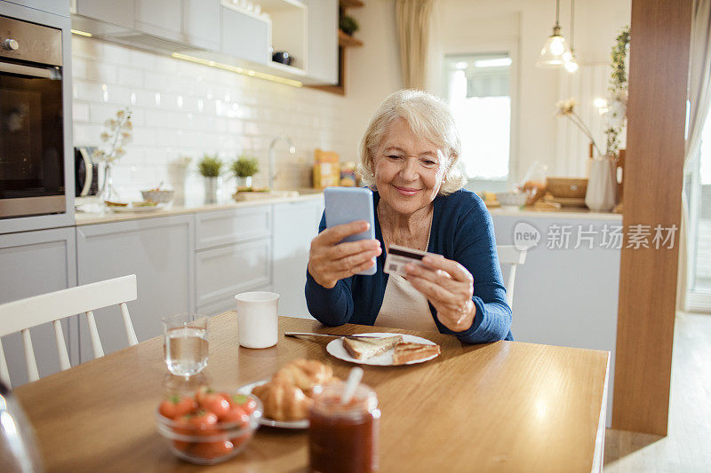 高级成年妇女在线支付与她的信用卡