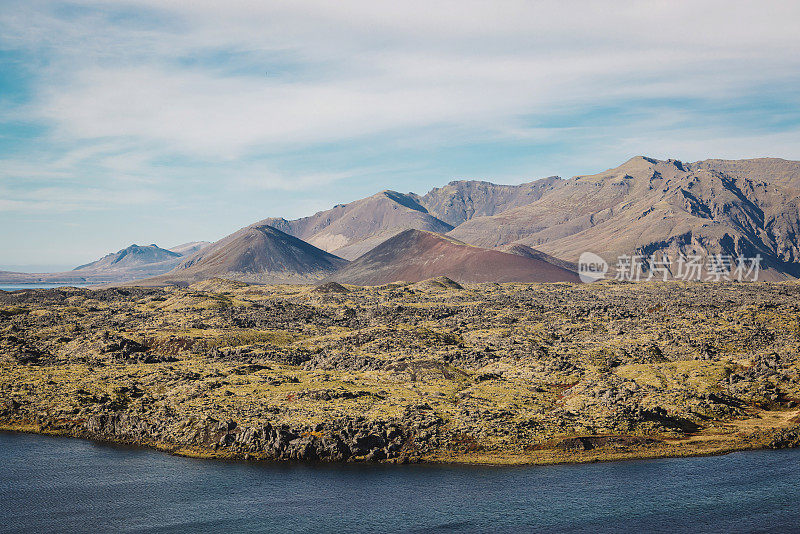 Selvallavatn湖附近山峰的戏剧性景色