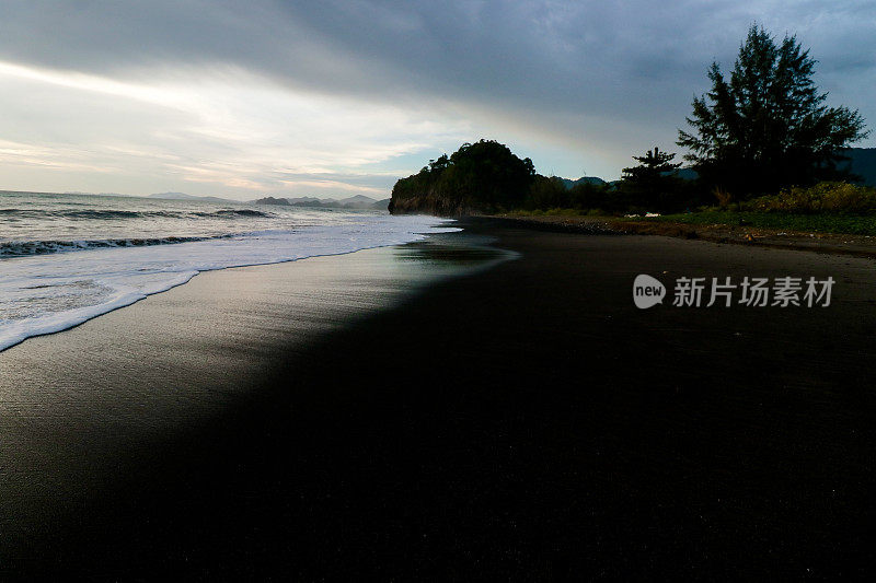 白色的海浪和黑色的沙滩