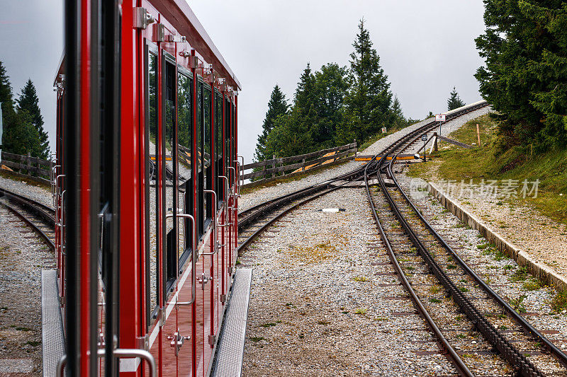 开往奥地利Schafberg山峰的Cog列车
