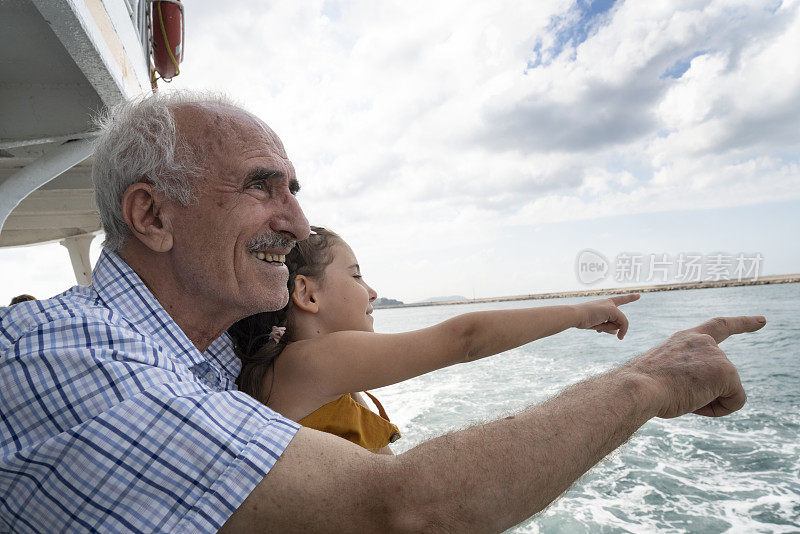 爷爷和孙子乘渡船旅行