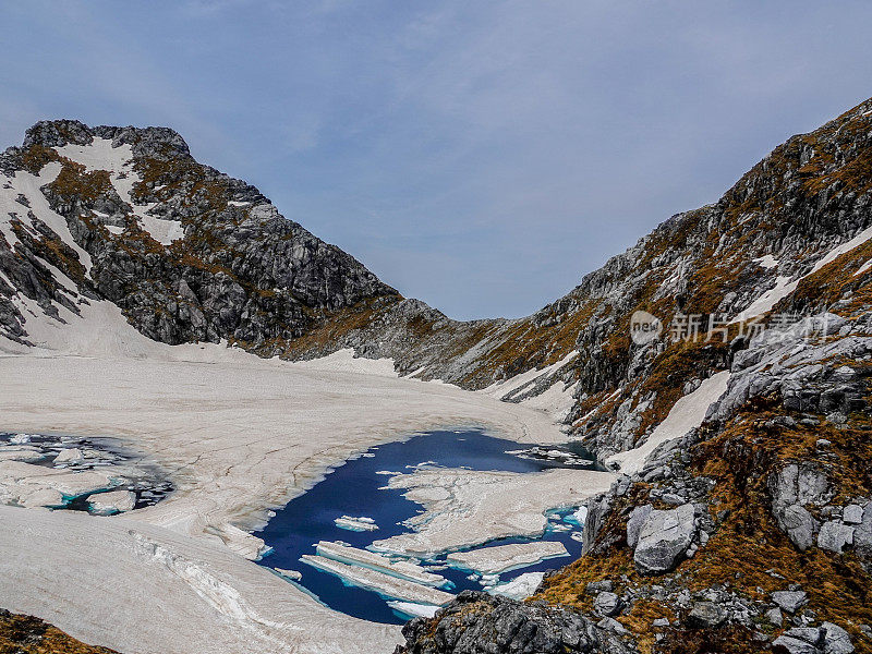 直升机俯瞰高山山峰峡湾国家公园，新西兰