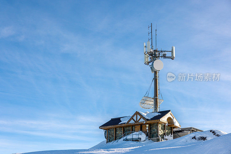 冬季惠斯勒黑梳滑雪场峰会上的通讯塔和天线