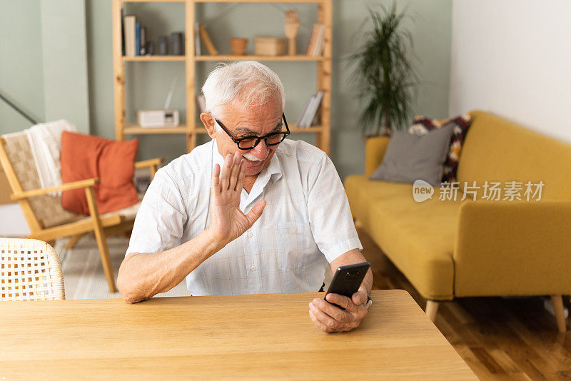 英俊的老男人在用智能手机