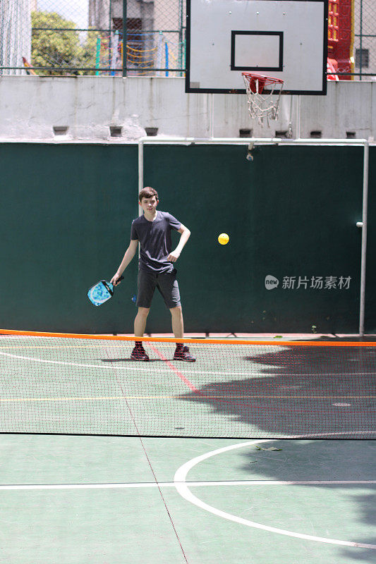 少年玩pickleball