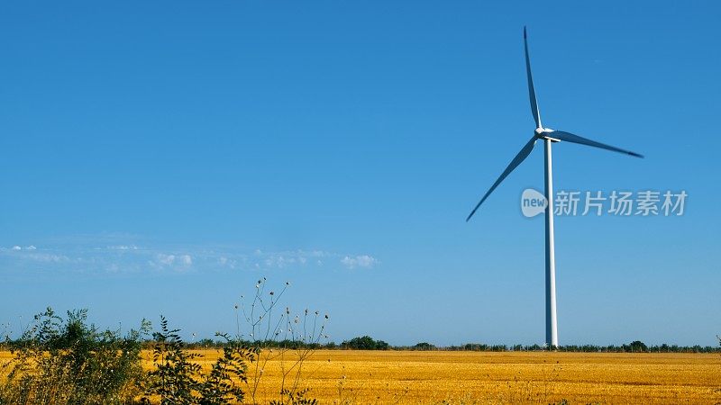 工作的风力涡轮机-开放的田野景观