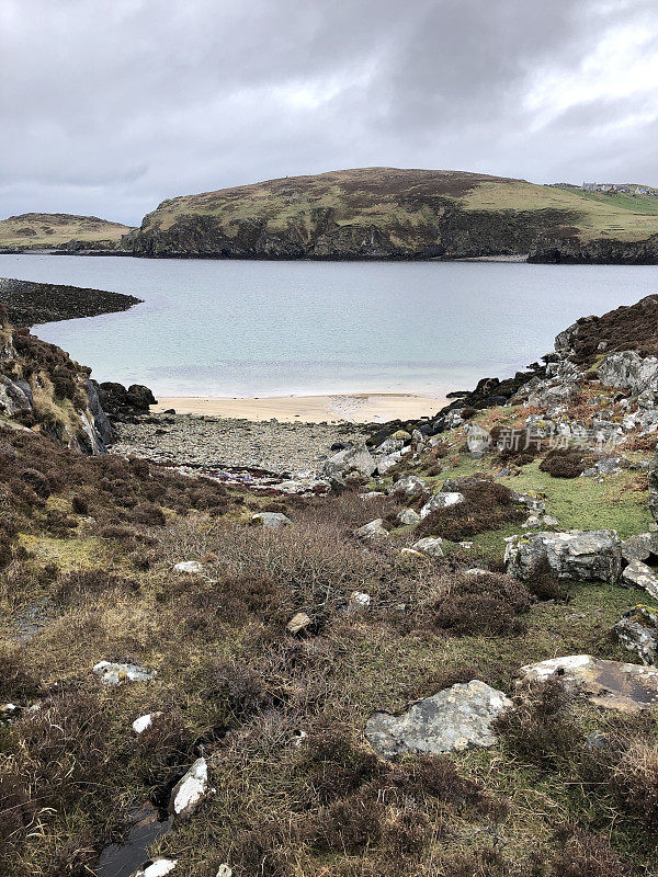 苏格兰外赫布里底群岛的刘易斯岛崎岖的风景