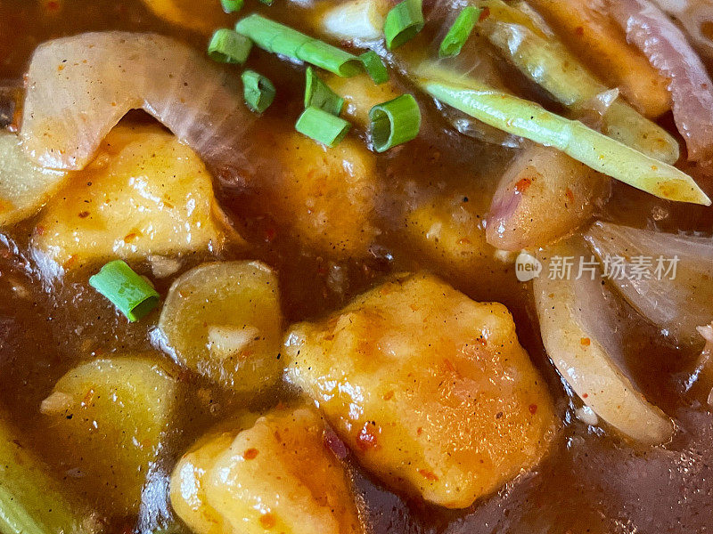 鸡肉和豆豉配上葱花，中餐外卖，高架画面