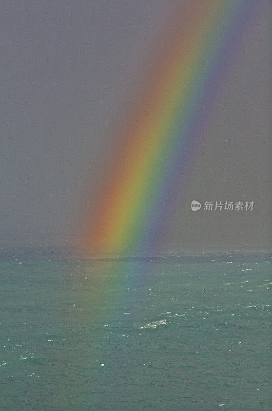 彩虹和暴风雨的海景背景