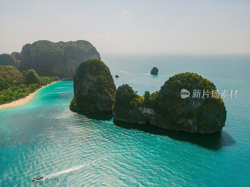 安达曼海一个岛屿附近快艇的鸟瞰图