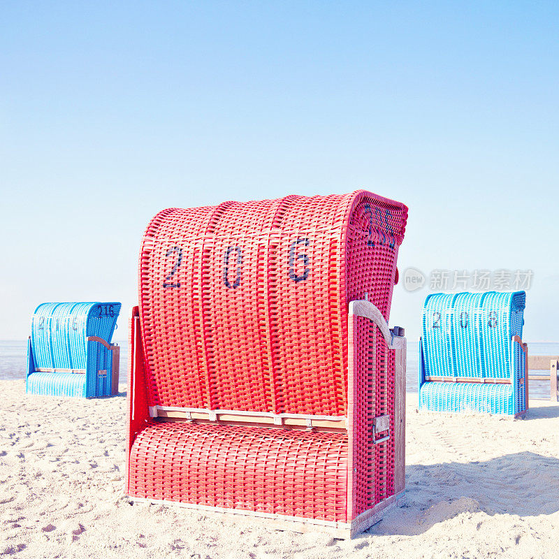德国下萨克森州东弗里西亚的纳默塞尔，春天北海上的沙滩椅