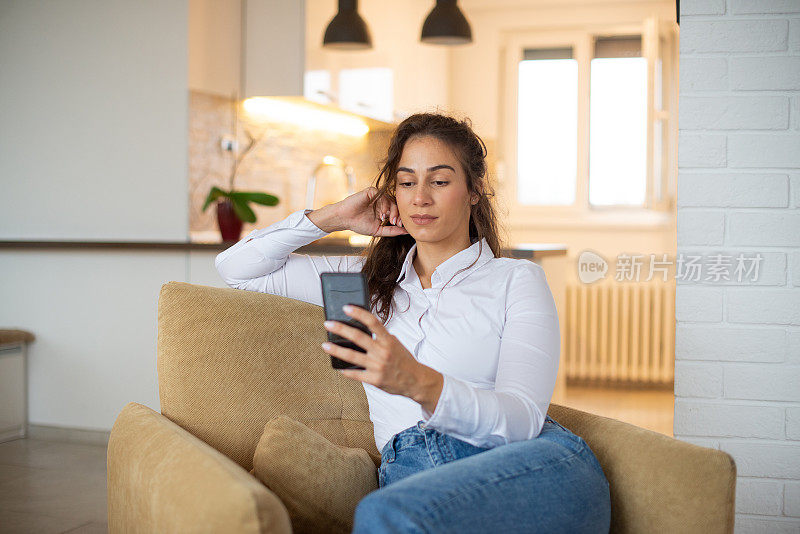 快乐的年轻女子使用电话