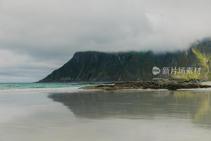 在罗浮敦群岛的山海滩上，风景如画的清晨倒影