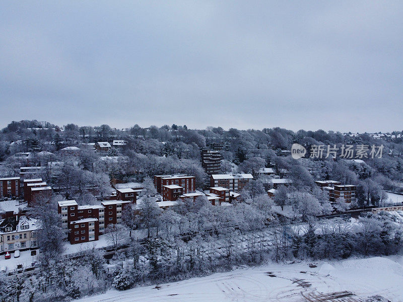 大雪覆盖的景观和城市景观的高角度视图，