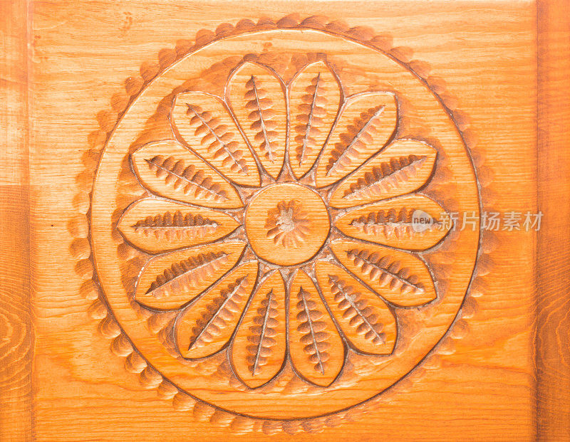 圣达菲风格:传统木门细节与雕刻