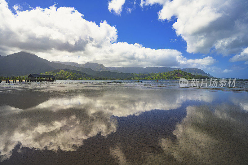 哈纳雷海滩与美国夏威夷考艾岛的云景