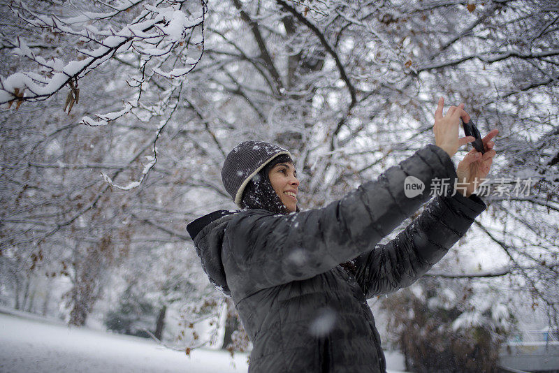 一名女子在雪地里自拍