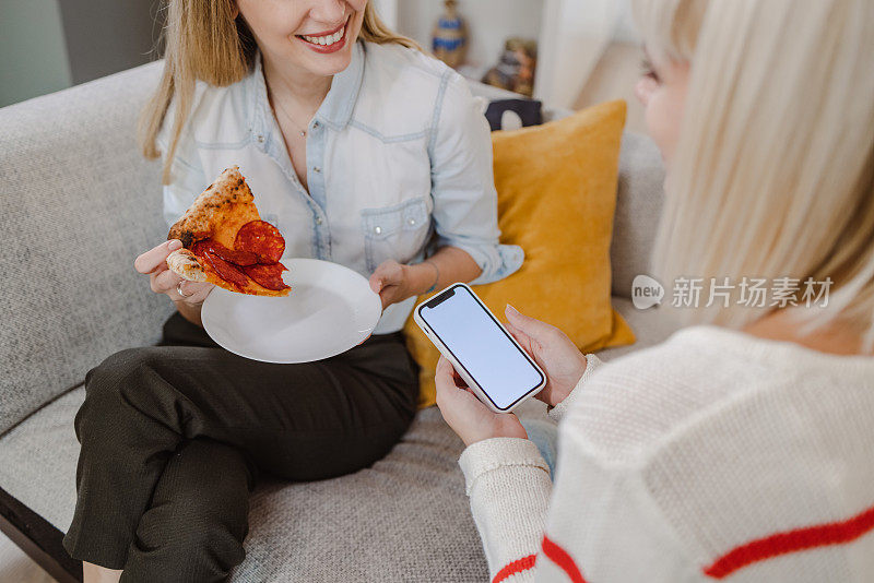 年轻女性使用手机应用程序在线订餐