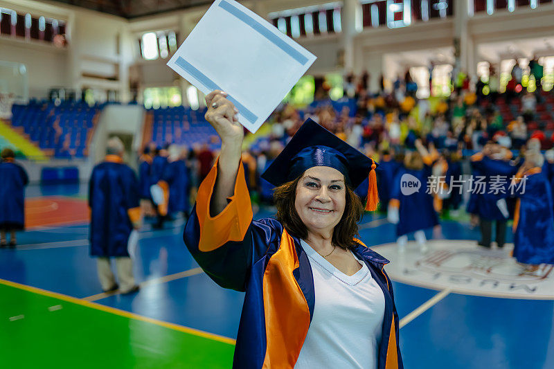 穿着大学毕业礼服的高年级女生