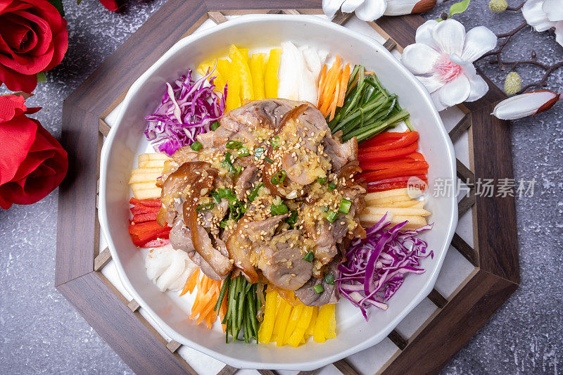 韩式食物:冰鲜红烧猪蹄沙拉
