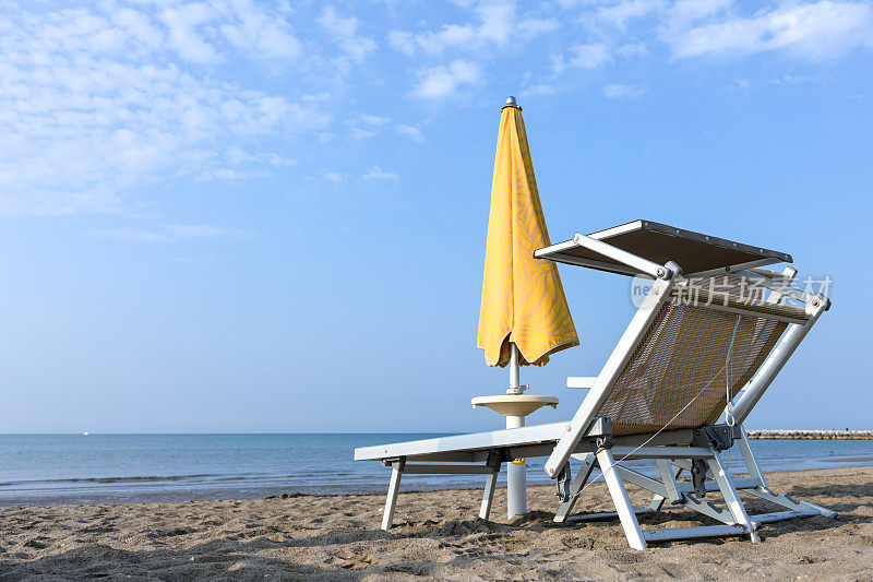 空沙滩躺椅伞概念假日宁静