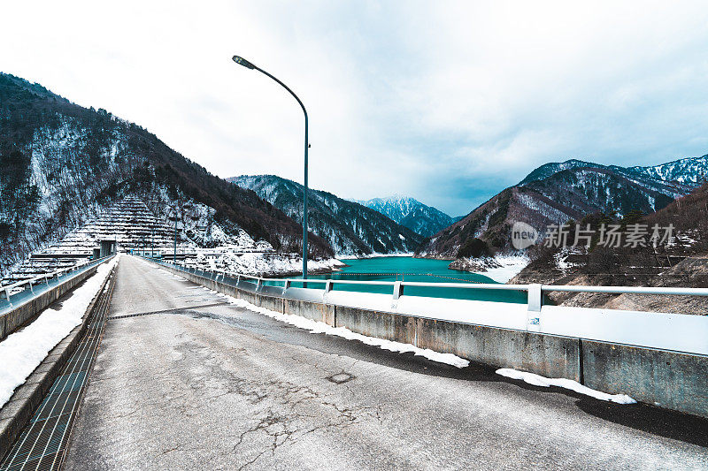 黑衣大坝是位于日本富山县中川县立山市的一座著名而美丽的大坝