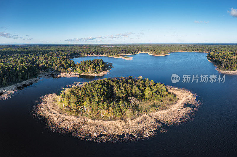 杰尔尼泽湖位于拉脱维亚里加地区的卡尼卡瓦