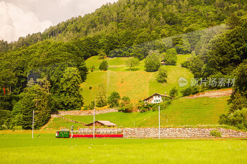 在瑞士的山区里坐火车。茵特拉肯。Lauterbrunnen。伯尔尼州